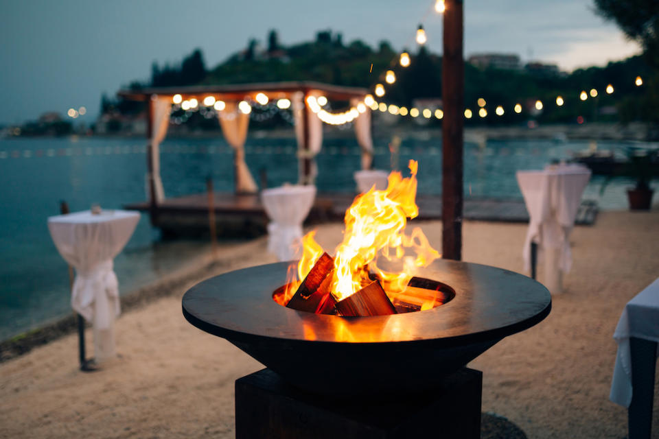 Brasero à bois, à charbon ou à gaz, ils seront parfaits pour créer un endroit convivial au milieu du jardin. (Photo : Getty Images)