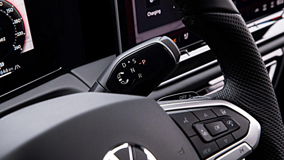 方向機柱式線傳排檔介面與大改款Passat Variant相同。(圖片來源/ Volkswagen)