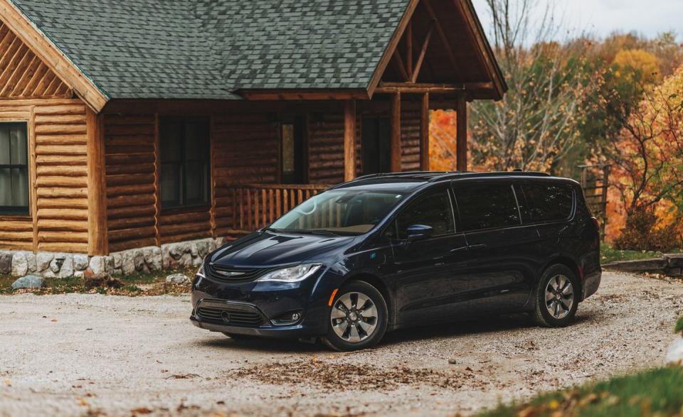 <p>2018 Chrysler Pacifica hybrid</p>