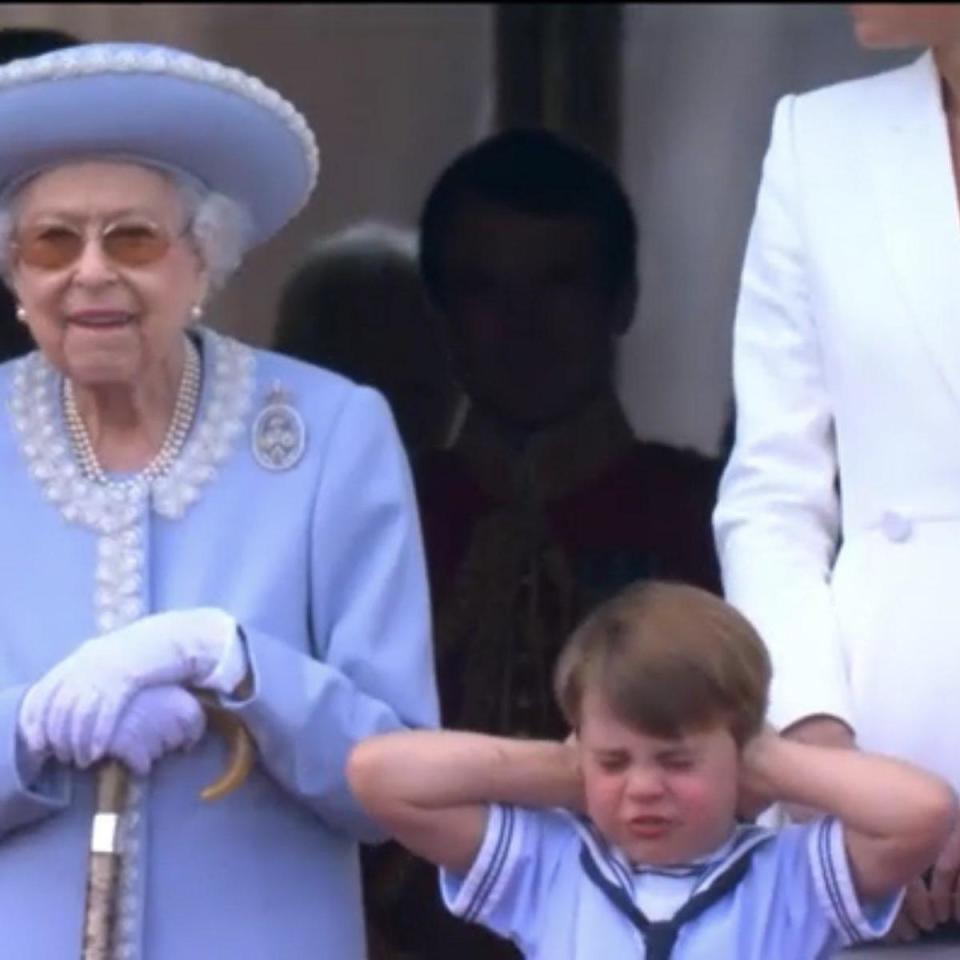 路易小王子站在女王旁邊，聽到飛機聲表情爆笑。（翻攝KaylaAdams___推特）