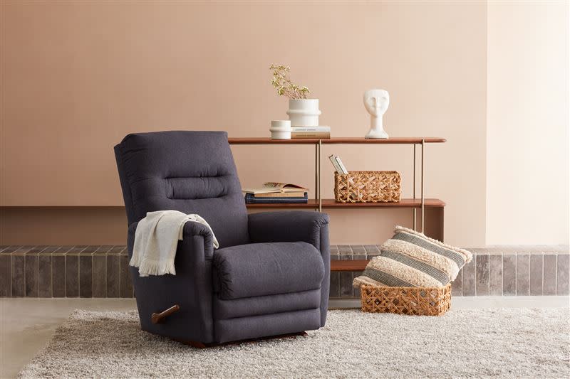 冬天宅家，小宅首重空間利用，捨棄傳統沙發選擇La-Z-Boy單人布沙發，省下更多空間給喜歡的事物。（圖／品牌提供）