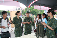 「推動全民國防教育暨宣導募兵制」走入校園活動，19日在光復高中舉行，陸軍73資電群派遣專人教導學生使用跳頻無線電通訊機。（軍聞社記者蔡宗恆攝）