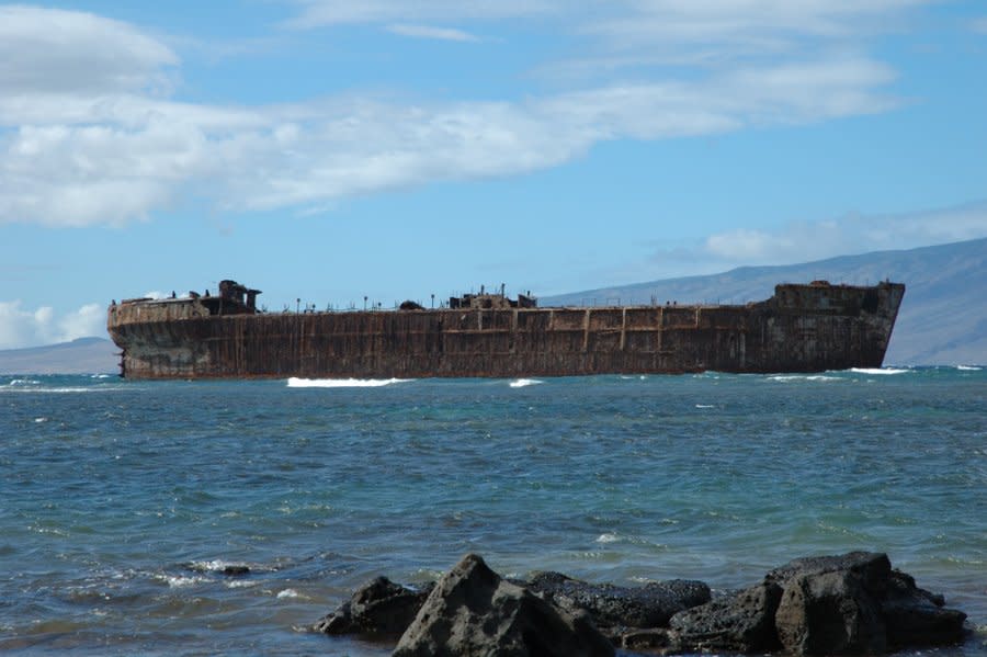 Por si fuera poco, las aguas del lugar mantienen fondeado también un buque abandonado de la Segunda Guerra Mundial, como se puede ver en la imagen. (Slim via Flickr)