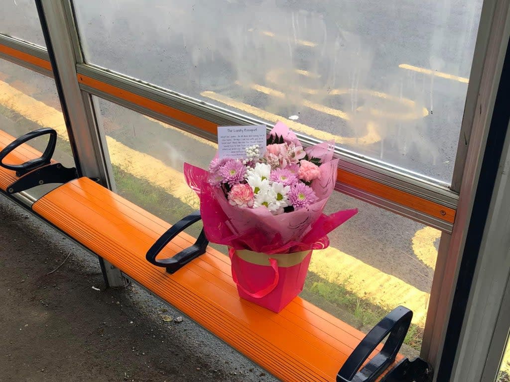 An Amanda’s Flowers bouquet left on a bus stop (Amanda’s Flowers/Facebook)