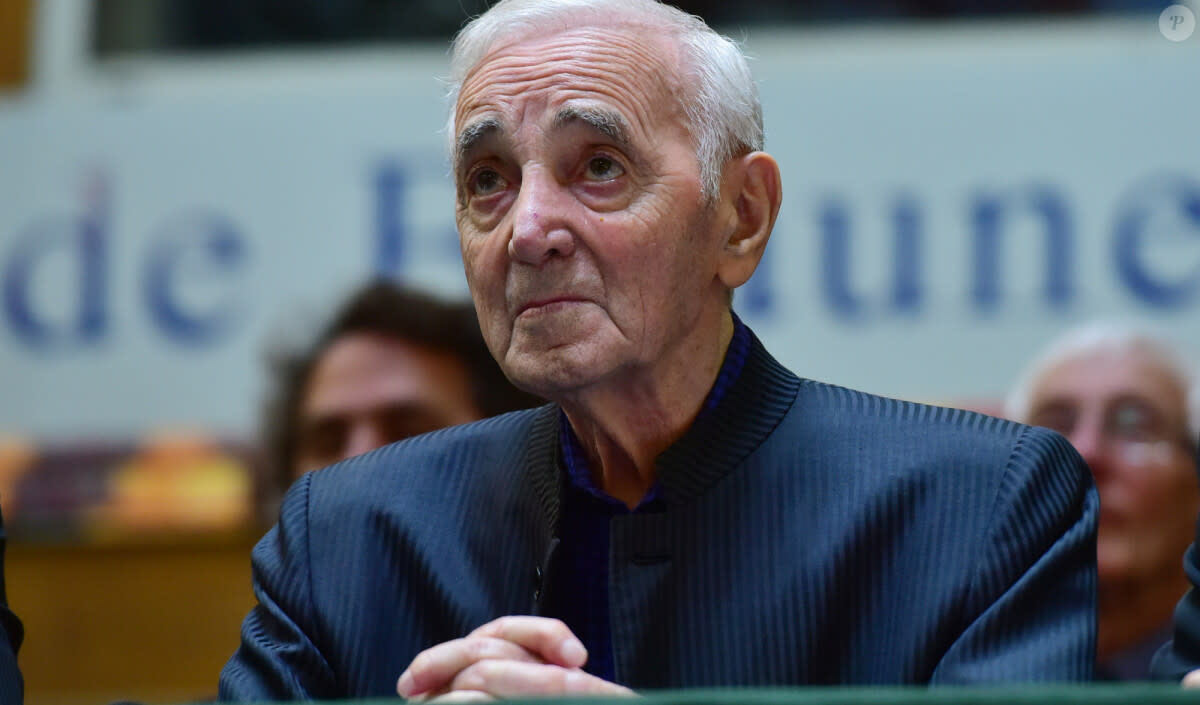 <p>Aujourd'hui, Charles Aznavour aurait eu 99 ans.</p>
<p>Charles Aznavour durant la 157ème vente aux enchères des vins des Hospices de Beaune à Beaune © Giancarlo Gorassini/Bestimage</p> - © BestImage, Giancarlo Gorassini/Bestimage