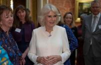 Rencontre au sommet. Depuis la disparition de la reine Elisabeth II, le 8 septembre dernier, Camilla Parker Bowles est devenue reine consort d’Angleterre et assure pleinement ses fonctions aux côtés de son époux, le roi Charles III. Ce mardi 29 novembre, alors que le souverain était au château de Windsor pour remettre la médaille de l'Ordre de l'Empire britannique à la joueuse de tennis Emma Raducanu, entre autres, la mère de Laura et Thomas Parker Bowles a une nouvelle fois prouvé son dévouement en réunissant plusieurs figures royales au palais de Buckingham Palace. En effet, elle avait organisé une réception à l’occasion de la Journée internationales des Nations unies pour l’élimination de la violence à l’égard des femmes, à laquelle la reine Rania de Jordanie, la princesse Mary de Danemark mais aussi Mathilde de Belgique et Sophie de Wessex, l’épouse du prince Edward, ont pris part.Lire aussi : Le jour où la reine Elisabeth II s’est opposée au mariage de Charles et CamillaCamilla rencontre Mel BEt les personnalités royales n’étaient pas les seules au rendez-vous ce mardi. Comme le rapporte le « Daily Mail », Camilla Parker Bowles a également accueilli près de 300 invités parmi lesquels on retrouvait un visage familier de la pop culture : Mel B, l’ancienne membre du groupe des Spice Girls. « Elle m'a dit : "Merci pour tout le travail que vous faites." Et j'ai répondu : "Non merci à vous pour la mise en lumière que vous avez apportée." Elle est brillante », a d’ailleurs confié la chanteuse auprès du « Daily Mail ». Queen Consort Camilla hosts a Buckingham Palace reception https://t.co/4B2MNIp27f via @Femail— Melanie Brown MBE (@OfficialMelB) November 29, 2022 La veille de l’évènement, Camilla Parker Bowles avait convié la reine Rania de Jordanie et la princesse Mary de Danemark dans sa résidence de Clarence House pour prendre le thé. Aucun doute, l’épouse de Charles III prend son nouveau rôle très au sérieux.