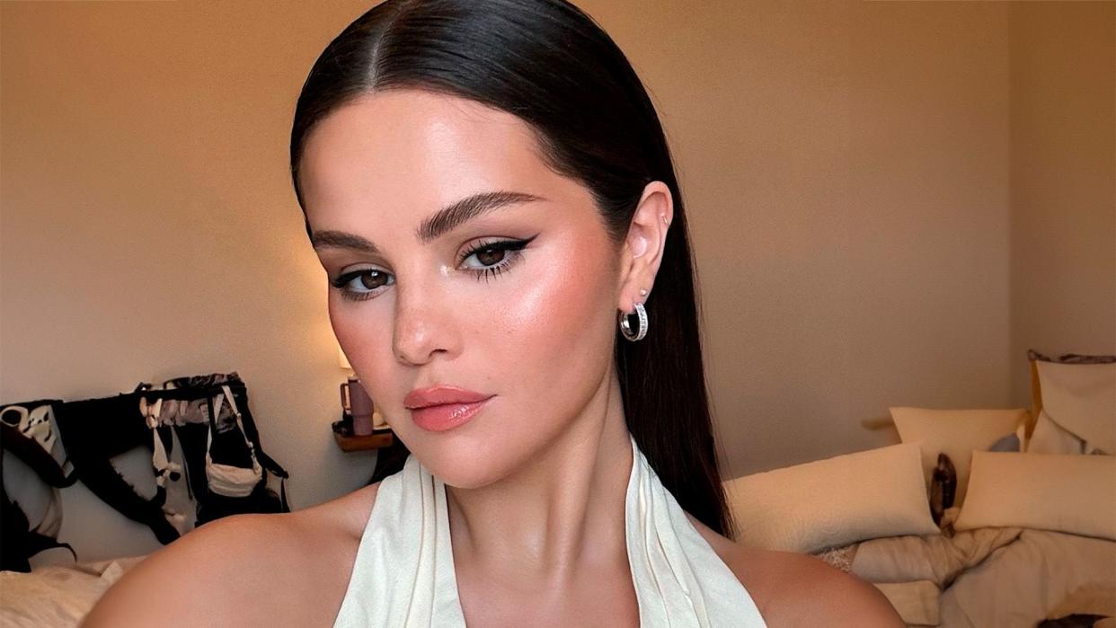 Selena Gomez con maquillaje 'soft cat eye'