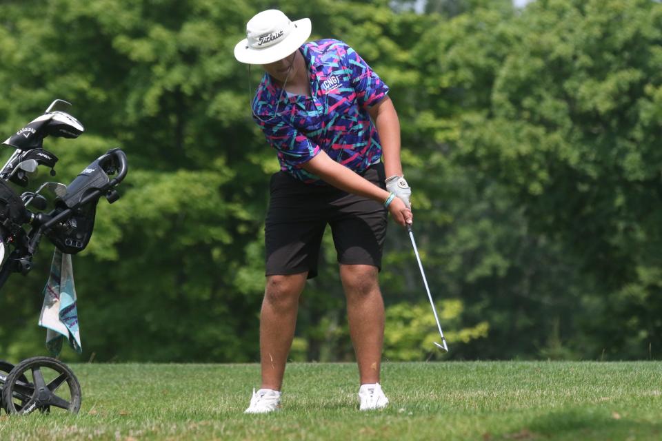 Jack Wyant de Lexington lanza cuidadosamente su pelota al green n.° 18 en Twin Lakes durante el Torneo de Golf Juvenil del Condado de Richland el lunes por la mañana.