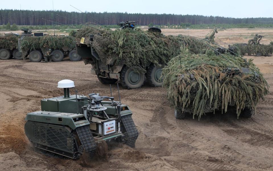 在立陶宛帕布拉德举行的北约四驾马车军事演习中，荷兰陆军 THeMIS（履带式混合模块化步兵系统）无人驾驶车辆
