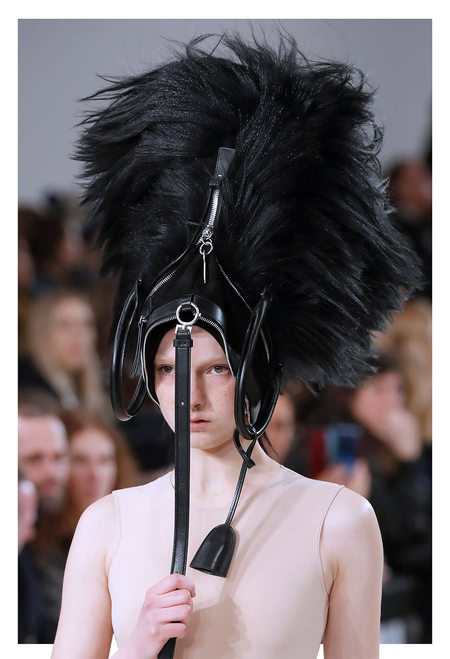 Ein Model trägt eine schwarze, pelzige Handtasche während der Maison-Margiela-Modenschau Herbst/Winter 2017.