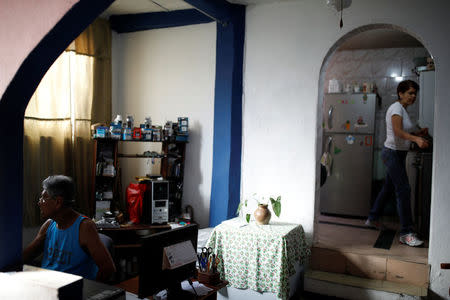 Guillermo Habanero, 56, a kidney transplanted patient, works on the computer of a client at his house in Caracas, Venezuela February 7, 2018. REUTERS/Carlos Garcia Rawlins