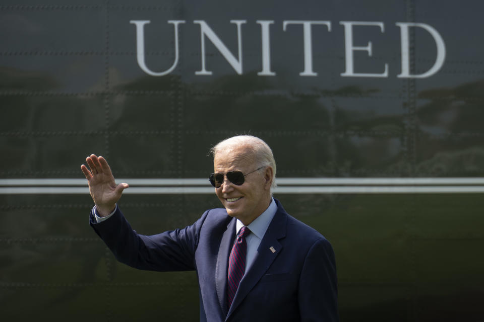 WASHINGTON, DC - 28 JUILLET : le président américain Joe Biden salue les visiteurs qui regardent le départ alors qu'il se dirige vers Marine One sur la pelouse sud de la Maison Blanche le 28 juillet 2023 à Washington, DC.  Le président Biden se rend à Auburn, dans le Maine, pour discuter de la fabrication et de son 