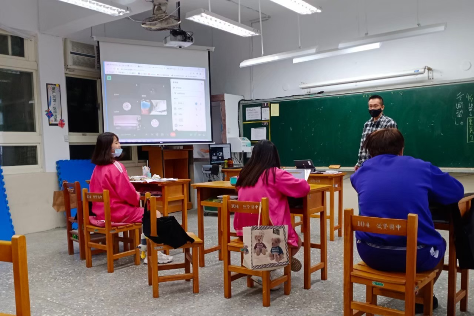 兼顧疫情及學習需求，欽賢國中9年級部分學生在家，部分學生在校，老師運用科技數位載具進行混合教學