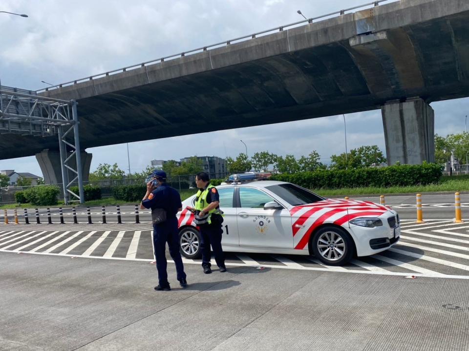 國道警察接力開道。宜蘭縣警察局提供