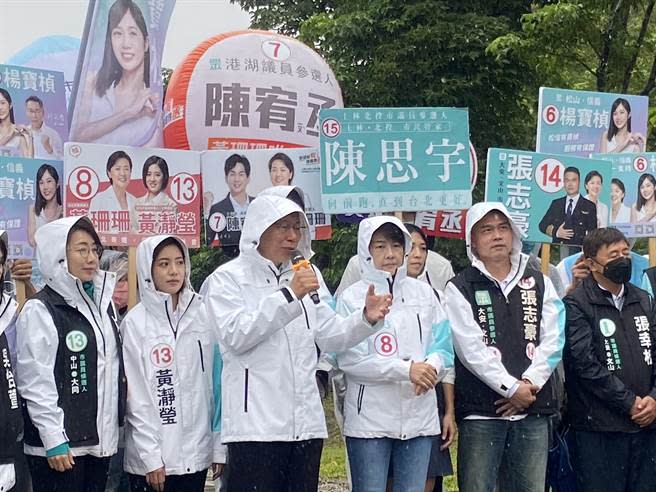 民眾黨主席柯文哲（左三）今與無黨籍台北市長候選人黃珊珊（左四）以及民眾黨議員候選人們今舉辦「偉大市民挺珊珊 台北大車掃」活動。（陳薏云攝）