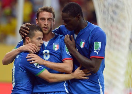 El atacante Sebastian Giovinco (I) celebra con sus compañeros Claudio Marchisio y Mario Balotelli el gol de la victoria de Italia sobre Japón, en partido del Grupo A de la Copa de las confederaciones. (AFP | vincenzo pinto)