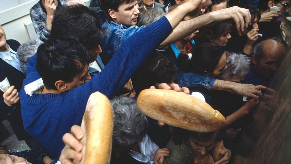 La gente se aglomera para obtener su parte de los alimentos racionados durante el asedio de Sarajevo, 1992