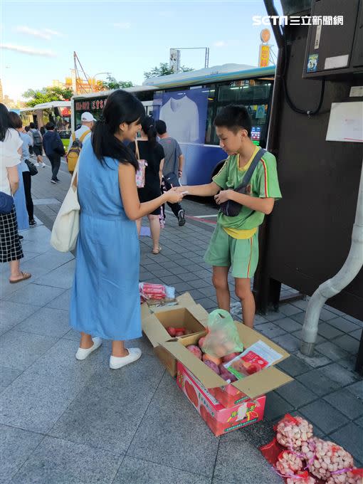 柯權祐同學在捷運站賣水果。（圖／新北市教育局提供）