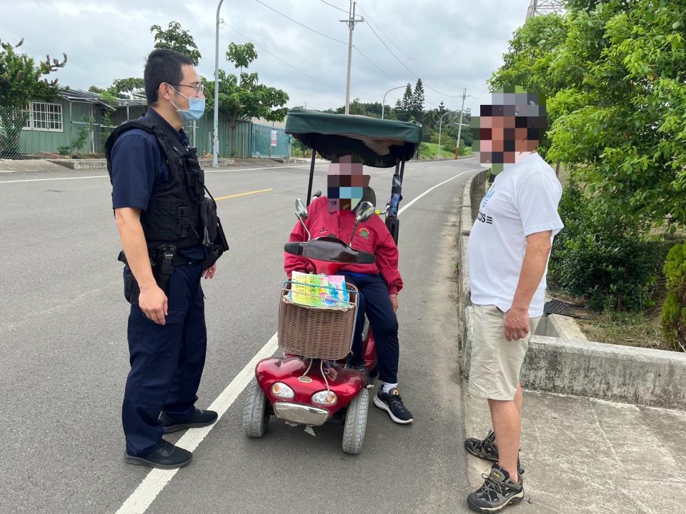 警方在社子溪旁堤防旁道路順利找到老婦。圖：讀者提供