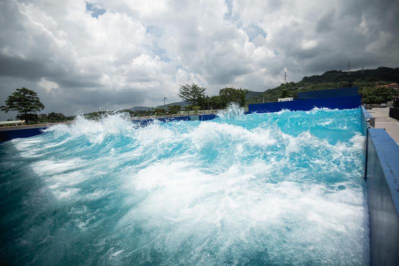 亞洲唯一的造浪池透過12部150匹馬力真空造浪機製造千種波浪提供拍攝。（中影八德提供）