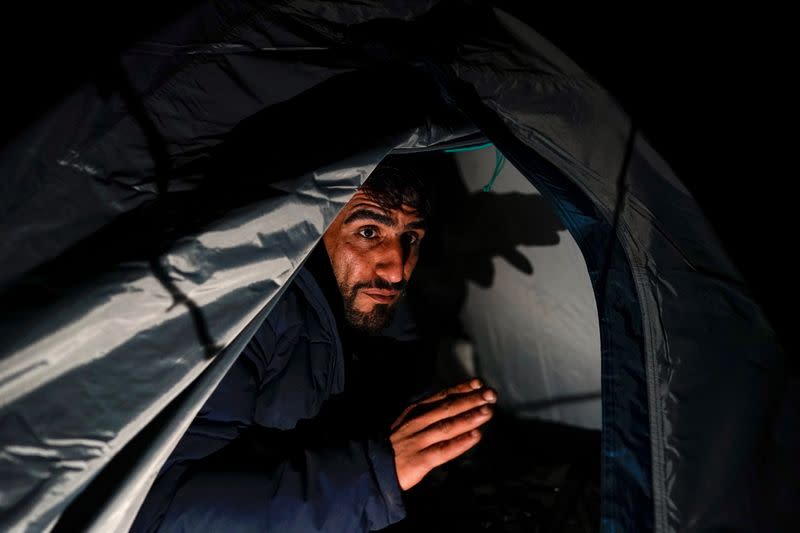 Wider Image: En un campo de inmigrantes en Francia, un hombre vende sándwiches para pagarle a los traficantes