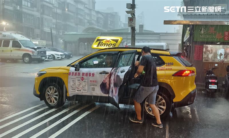 鋒面通過，氣象署發布大雨特報。（圖／記者邱榮吉攝）