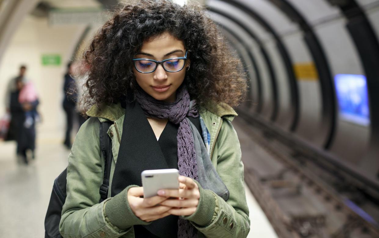 Travel restrictions can disrupt the best-laid plans. <a href="https://www.gettyimages.com/detail/photo/young-female-commuter-using-mobile-phone-in-the-royalty-free-image/1128327013?phrase=college%20student%20travel&adppopup=true" rel="nofollow noopener" target="_blank" data-ylk="slk:damircudic/E+ via Getty Images;elm:context_link;itc:0;sec:content-canvas" class="link ">damircudic/E+ via Getty Images</a>