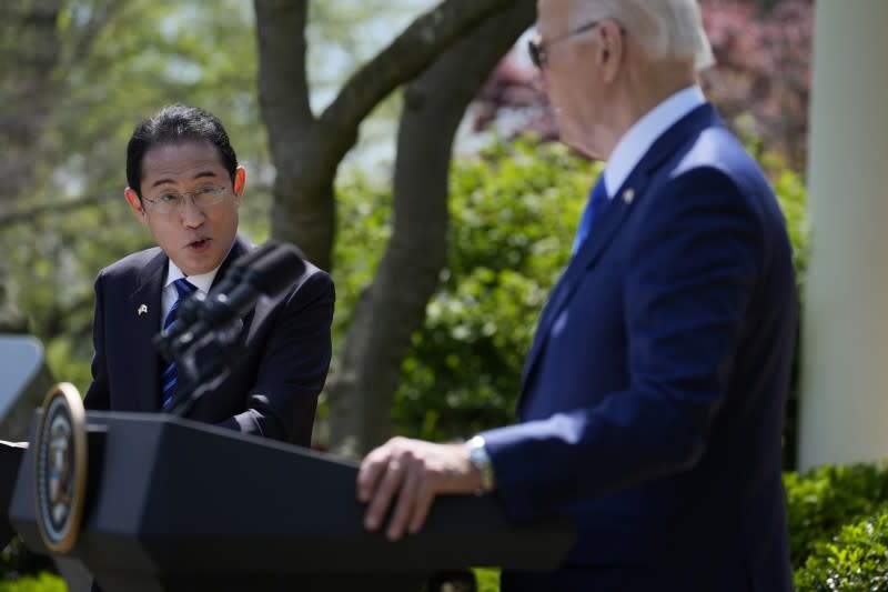 <cite>2024年4月10日，美國總統拜登和日本首相岸田文雄在白宮玫瑰園舉行聯合記者會。岸田文雄被問及中日關係時，脫口說出：「與（日本的）盟國中國……」（美聯社）</cite>