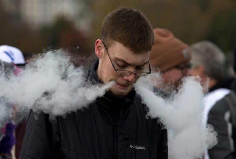 Un homme vapote à Washington le 9 novembre 2019  (AFP/Archives - Jose Luis Magana)