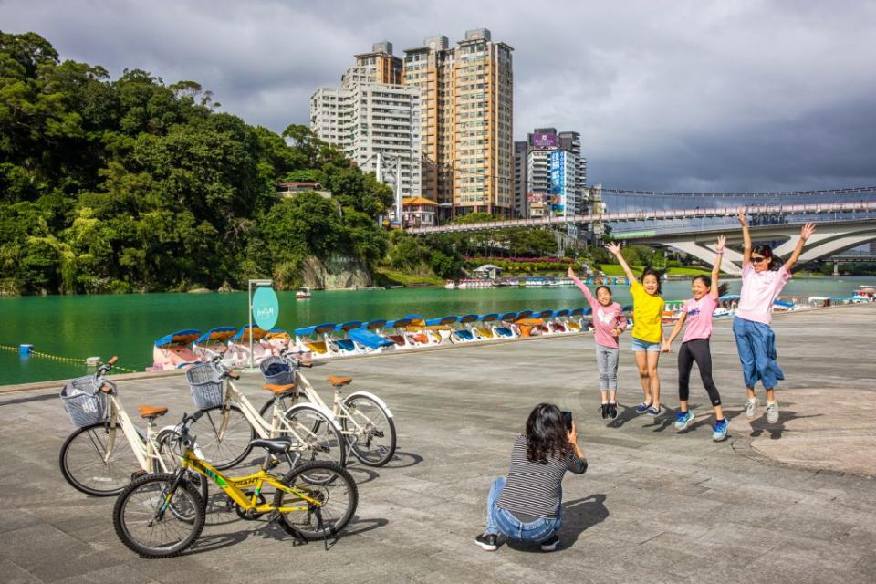 「新店溪自行車道」可漫遊水岸及城市綠廊，每晚於碧潭風景區更有《碧潭水舞秀》展出，日景夜景皆精采。（新北市觀旅局提供）