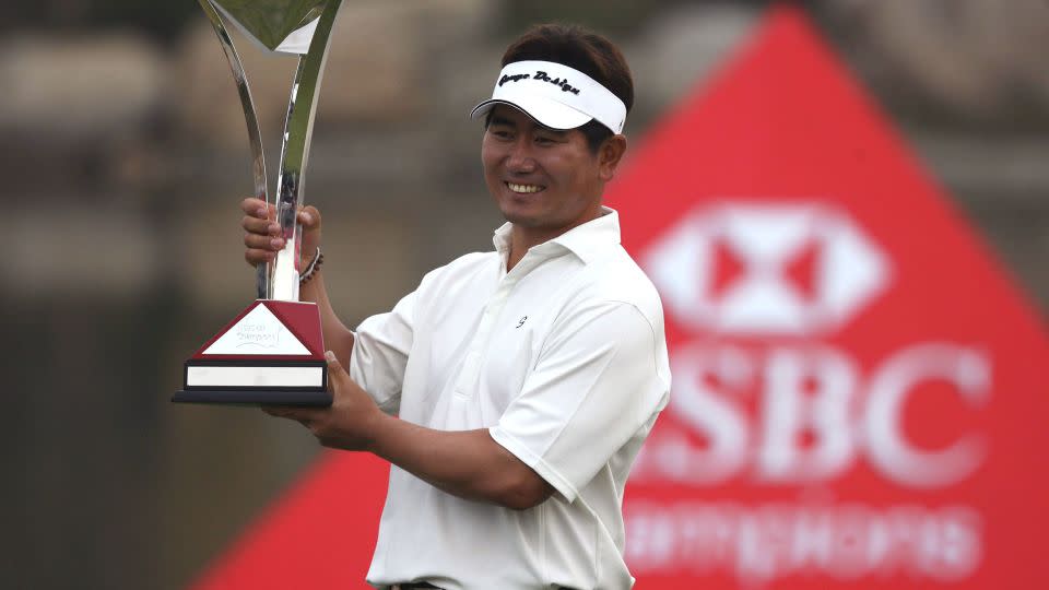 Yang toasts his victory ahead of Woods at the 2006 HSBC Champions. - China Photos/Getty Images