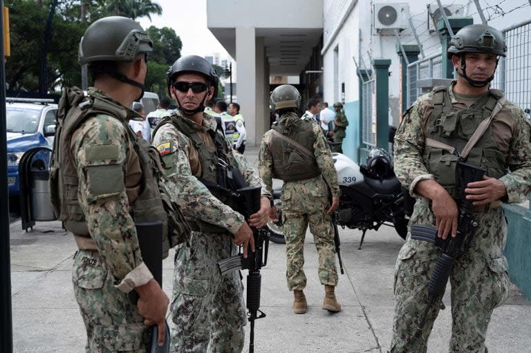 Soldados del ejército patrullan el centro histórico de Guayaquil, Ecuador, el 12 de enero de 2024.