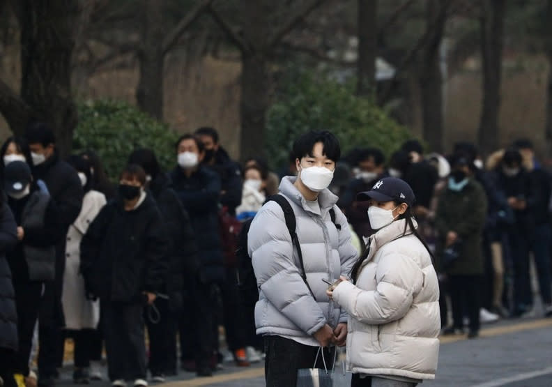 韓國疫情嚴峻，創下全球單日最高確診紀錄，但生活依然非常正常。aljazeera