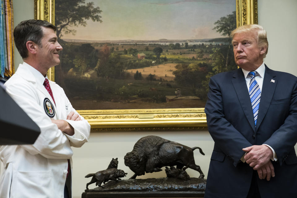 Etwas skeptisch scheint Donald Trump hier schon gegenüber seinem Leibarzt Dr. Ronny Jackson zu sein. (Bild: Jabin Botsford/The Washington Post via Getty Images)