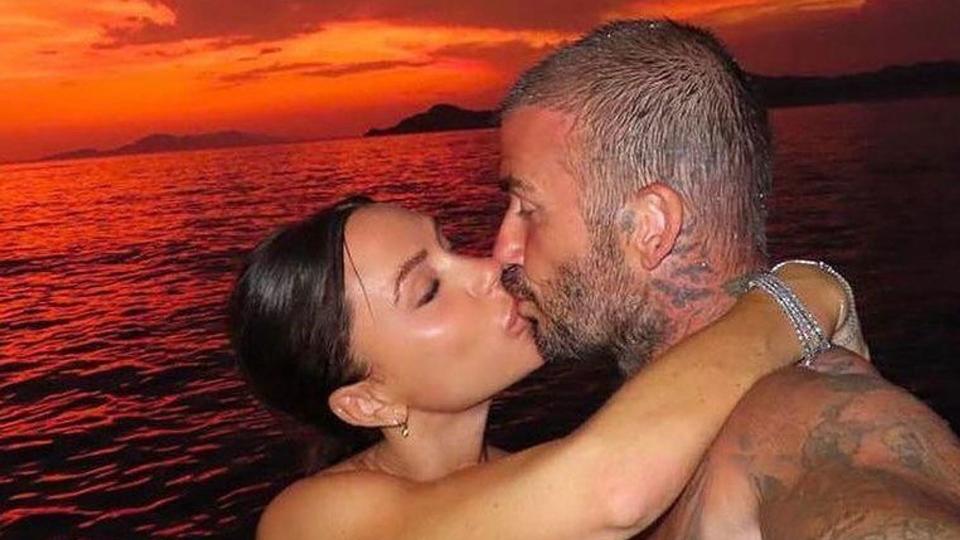 David and Victoria Beckham kissing 