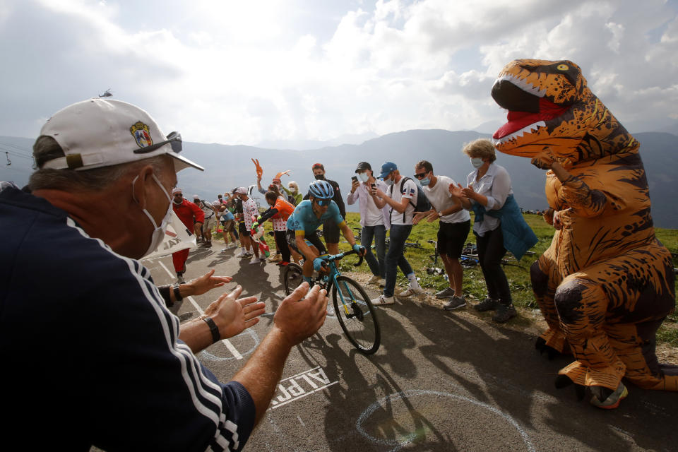 El colombiano Miguel Ángel López asciende el puerto de Loze para ganar la 17ma etapa del Tour de Francia, el miércoles 16 de septiembre de 2020. (AP Foto/Christophe Ena)