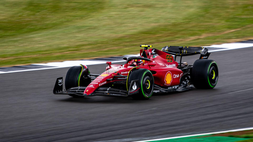 Sainz在雨神攪局的英國GP排位賽奪得F1生涯首個竿位