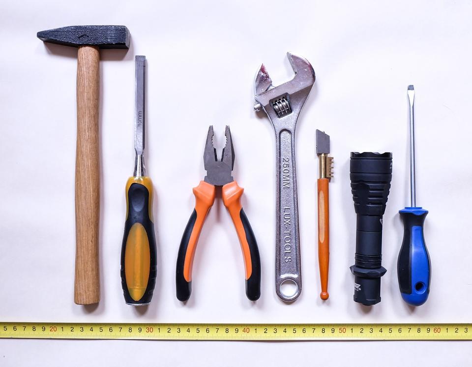 （Photo Credit: Maria_Domnina@pixabay.com, License CC0，圖片來源：https://pixabay.com/zh/photos/tools-work-repair-a-hammer-2145771/）