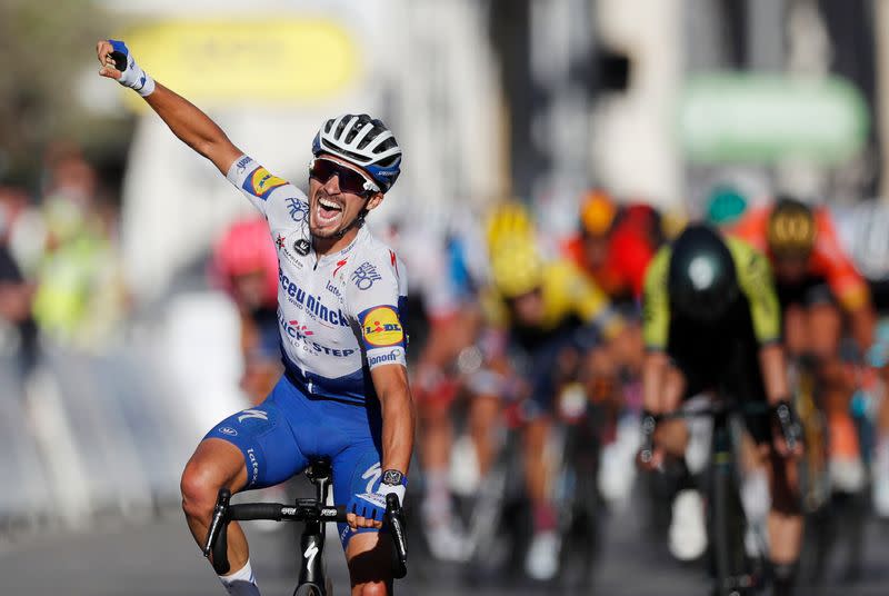 Foto del domingo de Julian Alaphilippe, del equipo Deceuninck-Quick Step, celebrando al ganar la segunda etapa del Tour de Francia