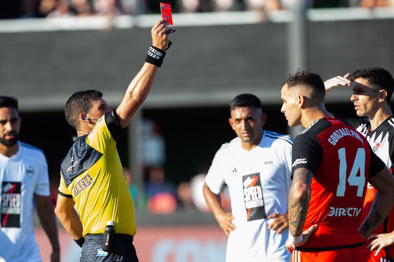 Leandro González Pirez vio la roja ante Deportivo Riestra tras la primera revisión del VAR, pero luego fue anulada la sanción...