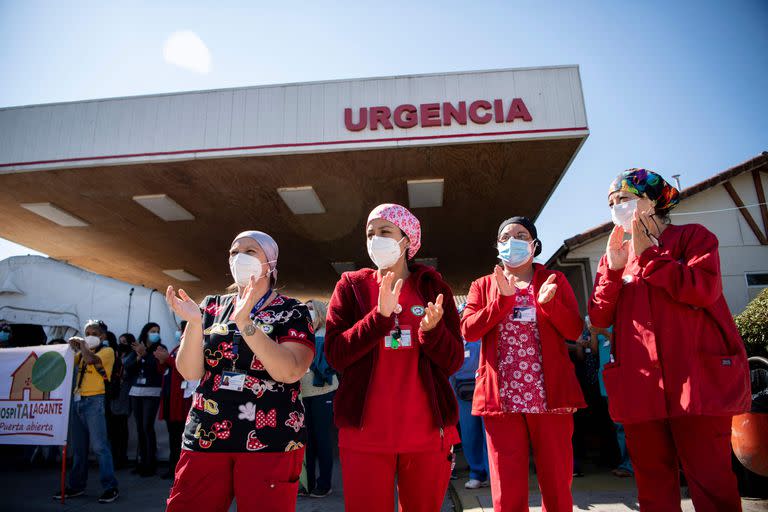 Mientras avanza la campaña de vacunación, los casos siguen agobiando a Chile