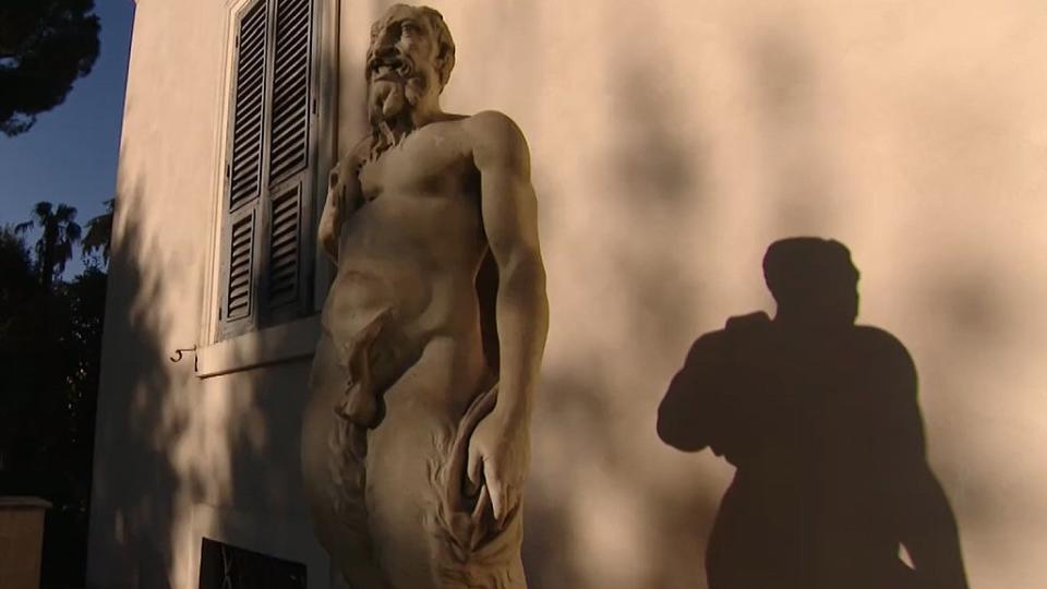 La escultura del dios Pan creada por Miguel Ángel, en el jardín.