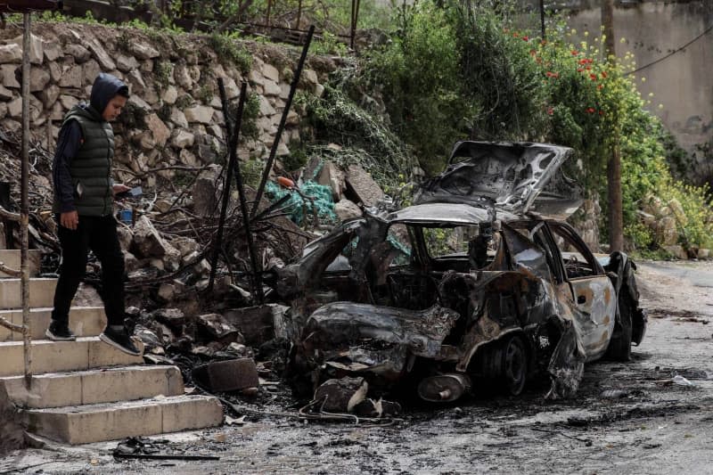 A man looks at a damaged car after an Israeli army operation in the Jenin camp in the West Bank. Three people have been killed, the Israeli army reported. Ayman Nobani/dpa