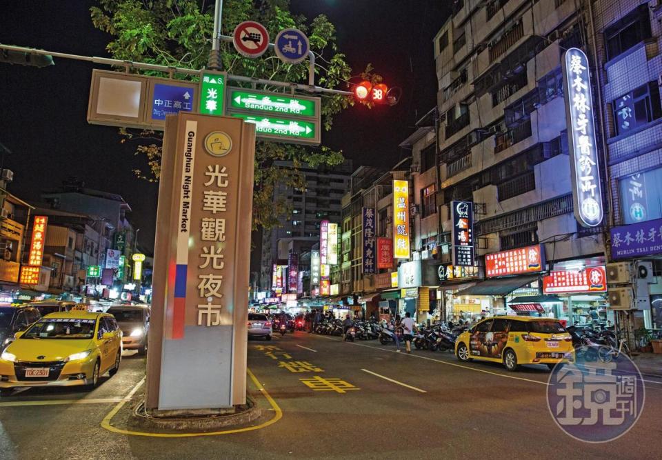 混血之狼和被害女約在高雄市的光華夜市內談判。