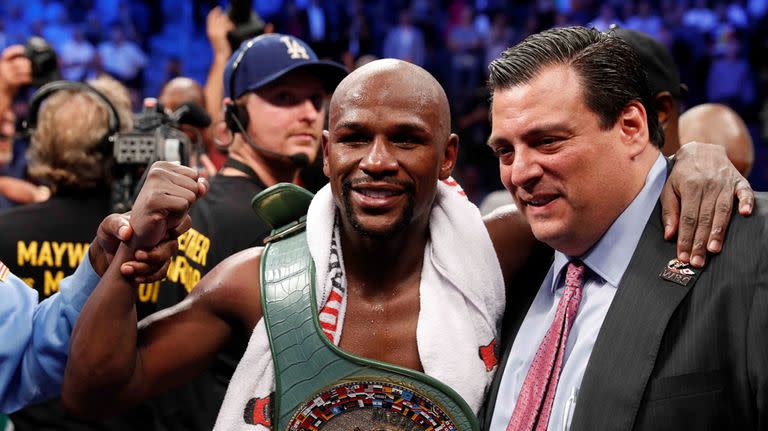 Mayweather con Mauricio Sulaiman, presidente del Consejo Mundial de Boxeo