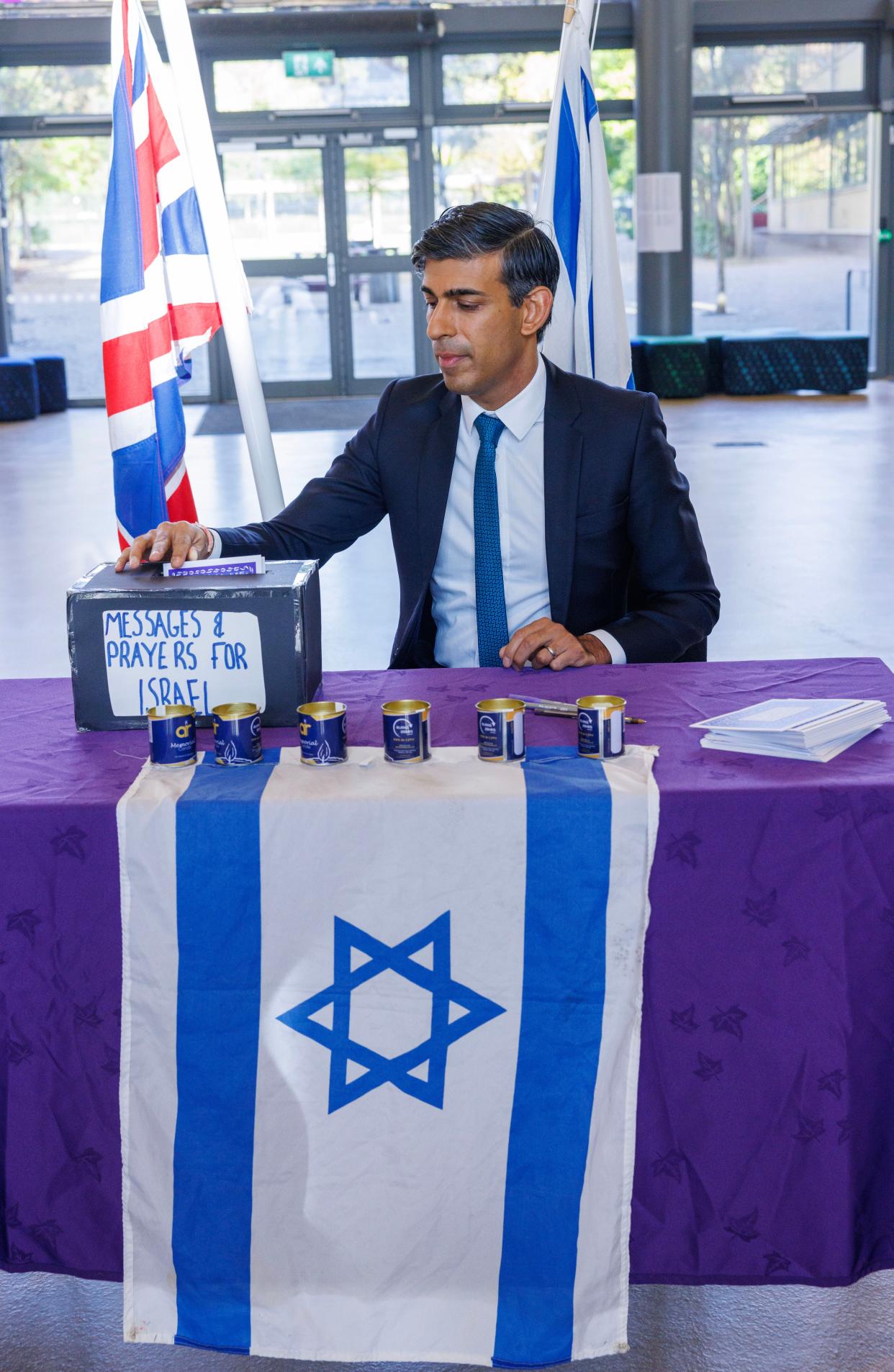 Rishi Sunak wrote a message of goodwill to the people of Israel, whilst visiting a north London Jewish School (Jonathan Buckmaster - WPA Pool/Getty Images)