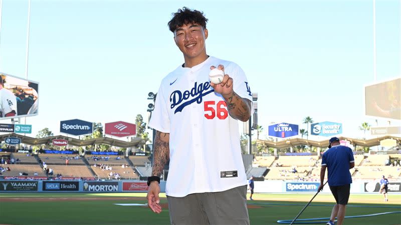 前旅美投手郭泓志重返道奇球場開球。（圖／翻攝自Dodger Insider推特）