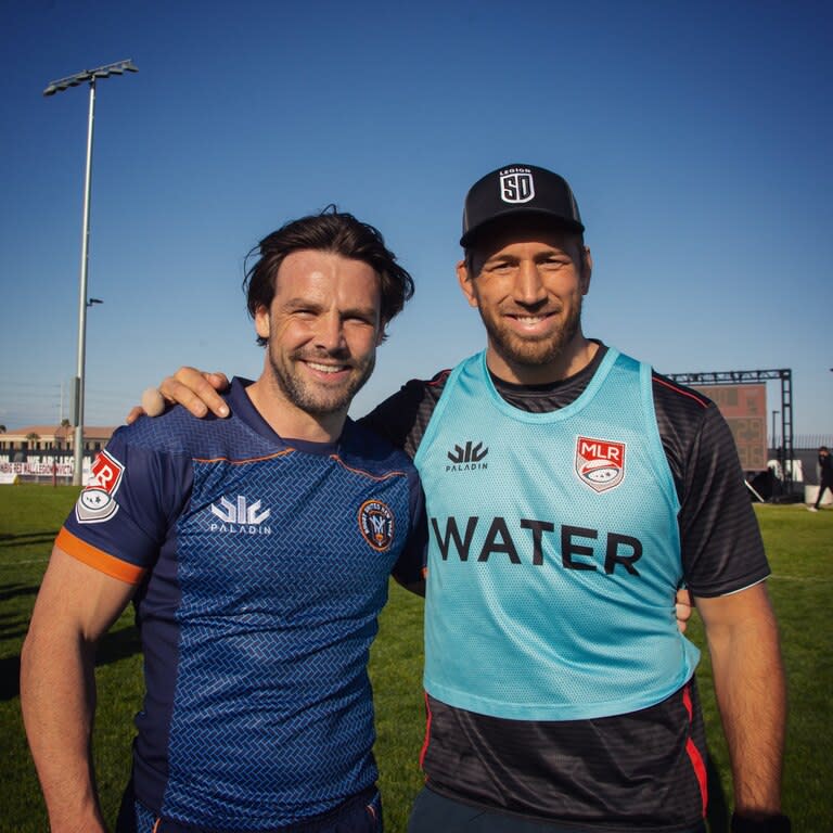 Chris Robshaw, ex capitán de Inglaterra como aguatero, junto Ben Foden (ex seleccionado de Inglaterra)