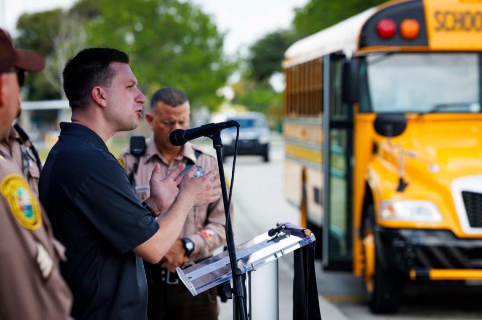 Steve Randazzo, director de crecimiento de BusPatrol, hace un gesto hacia el autobús que tiene detrás durante una conferencia de prensa sobre un nuevo programa de aplicación de la ley con cámaras en brazos de alto de los autobuses para multar a los conductores que no se detengan para los autobuses escolares. Alie Skowronski/askowronski@miamiherald.com