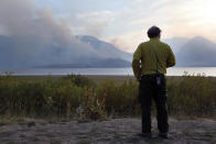 <p>A fire analyst surveys a wildfire burning off the shore of Jackson Lake in Grand Teton National Park, Wyo.,Aug 26, 2016. (AP Photo/Brennan Linsley) </p>